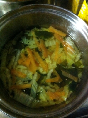 白菜とにんじんの皮のコンソメスープ