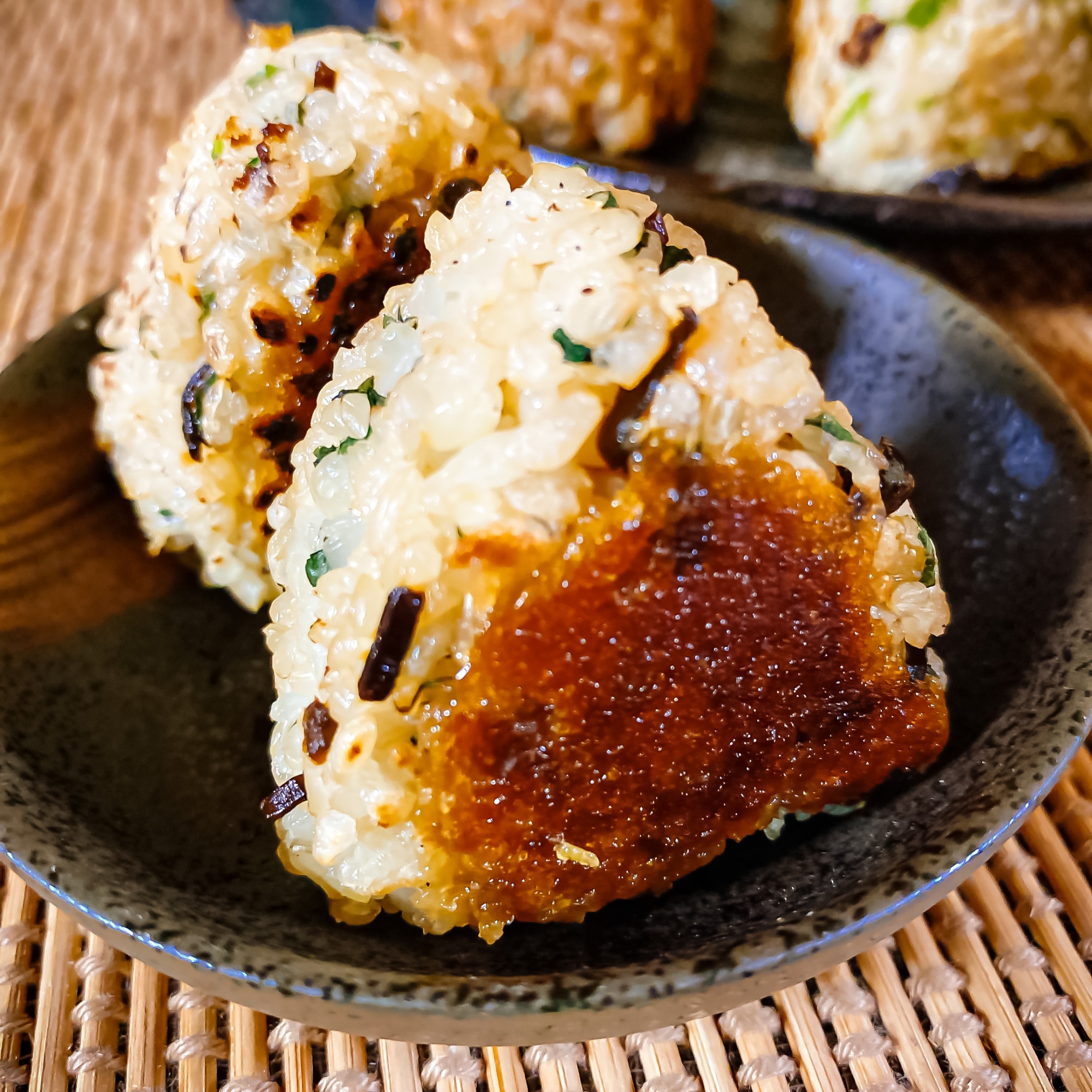 梅味噌と塩昆布の味噌焼きおにぎり