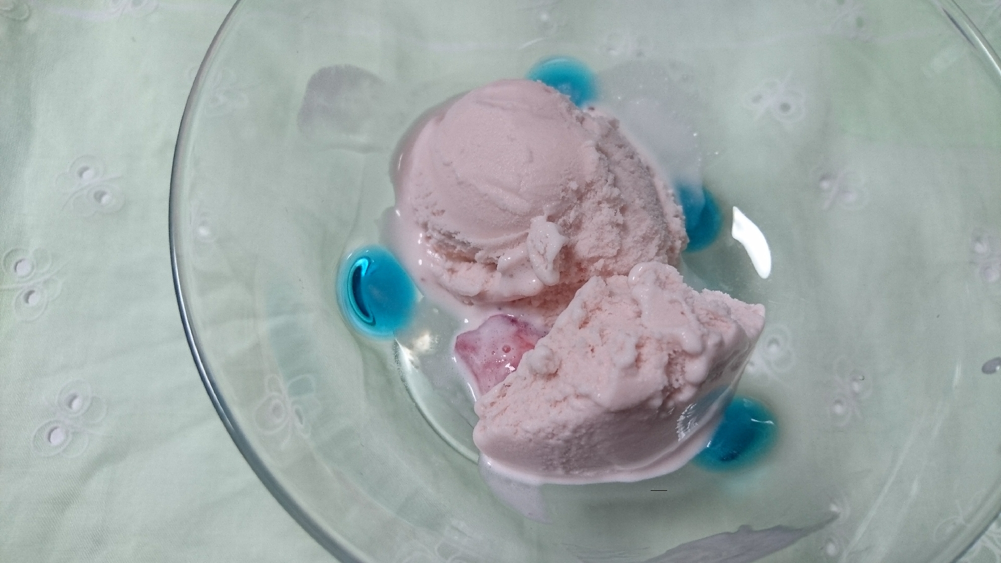 暑いときは苺をアイスクリームにして食べる♪