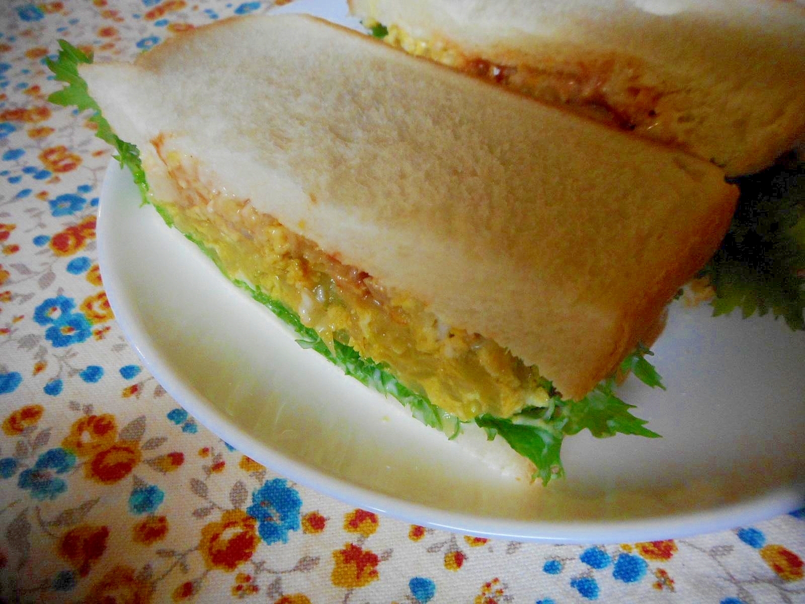カレースクランブルエッグとワサビ菜のサンドイッチ