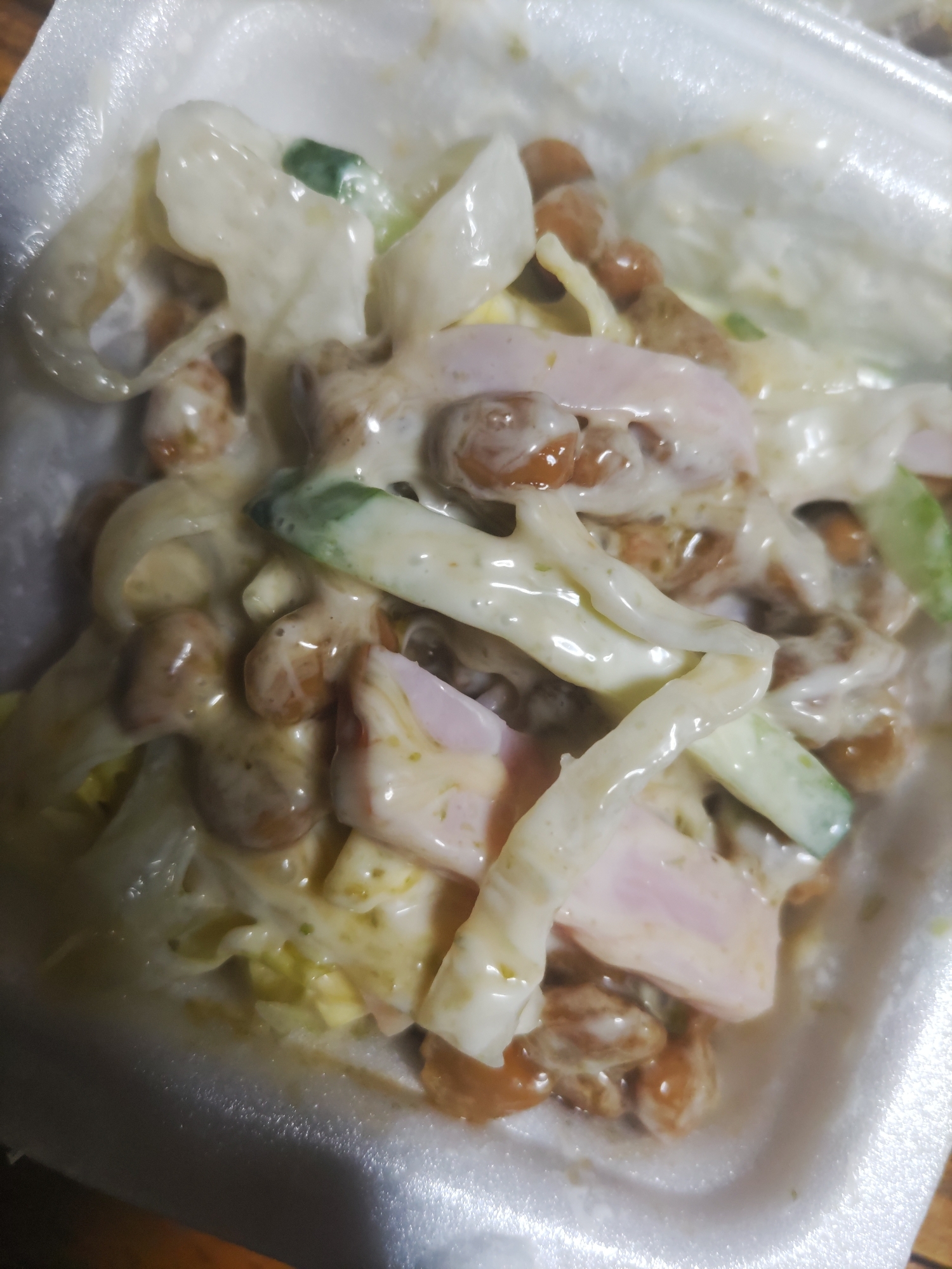 きゅうりとレタスとハムと納豆のマヨ和え
