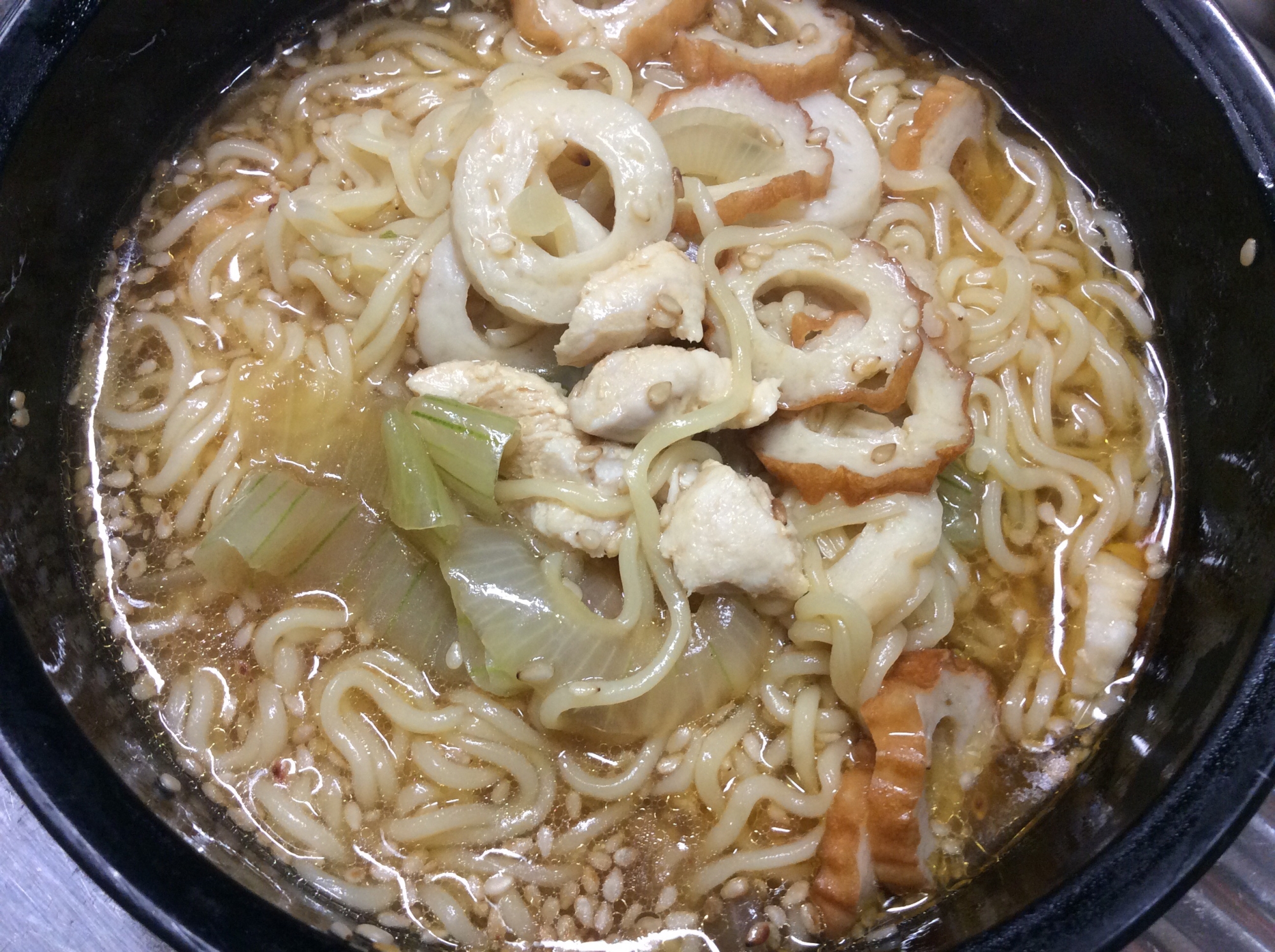 ちくわ鶏肉たまねぎごまのインスタントラーメン