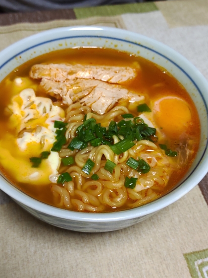 簡単⭐チーズと塩昆布がたっぷりの辛ラーメン