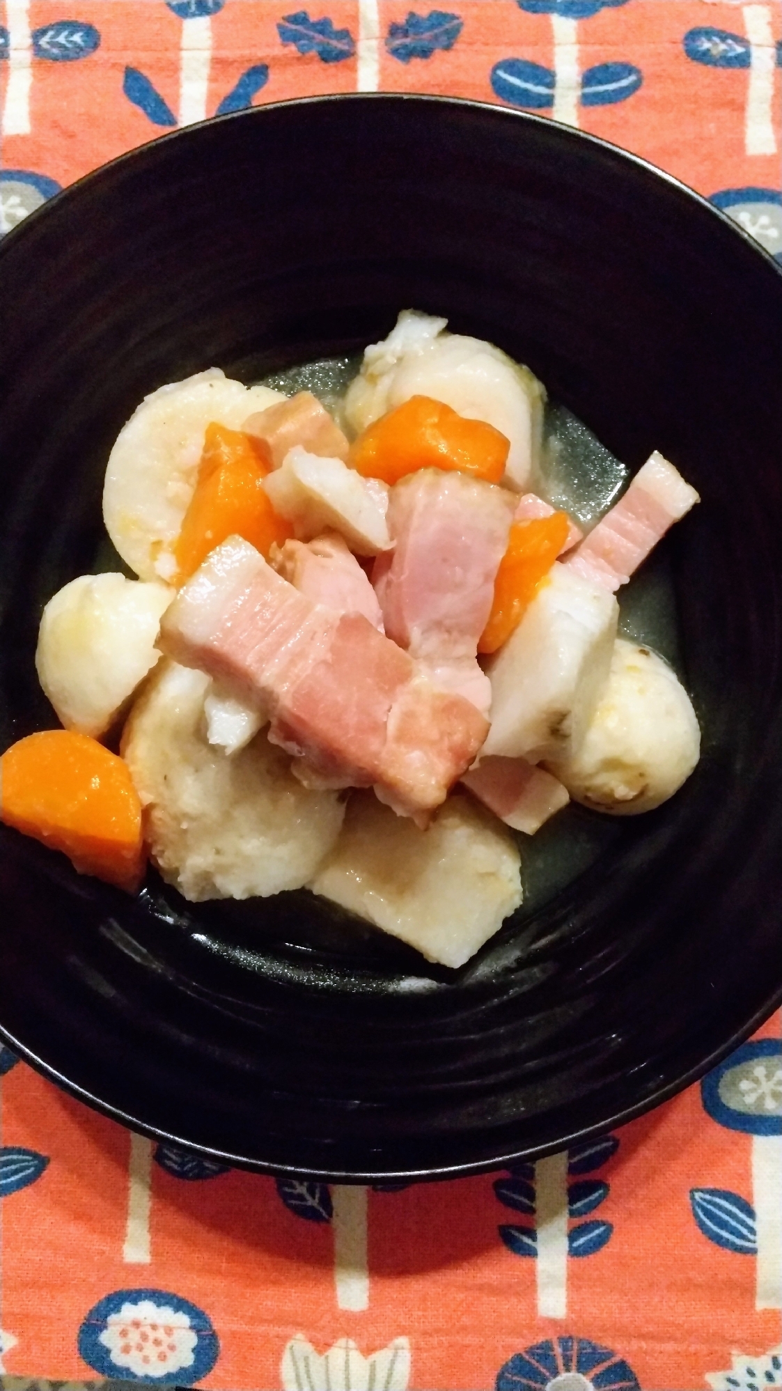 厚切りベーコンの旨味で！里芋煮♪