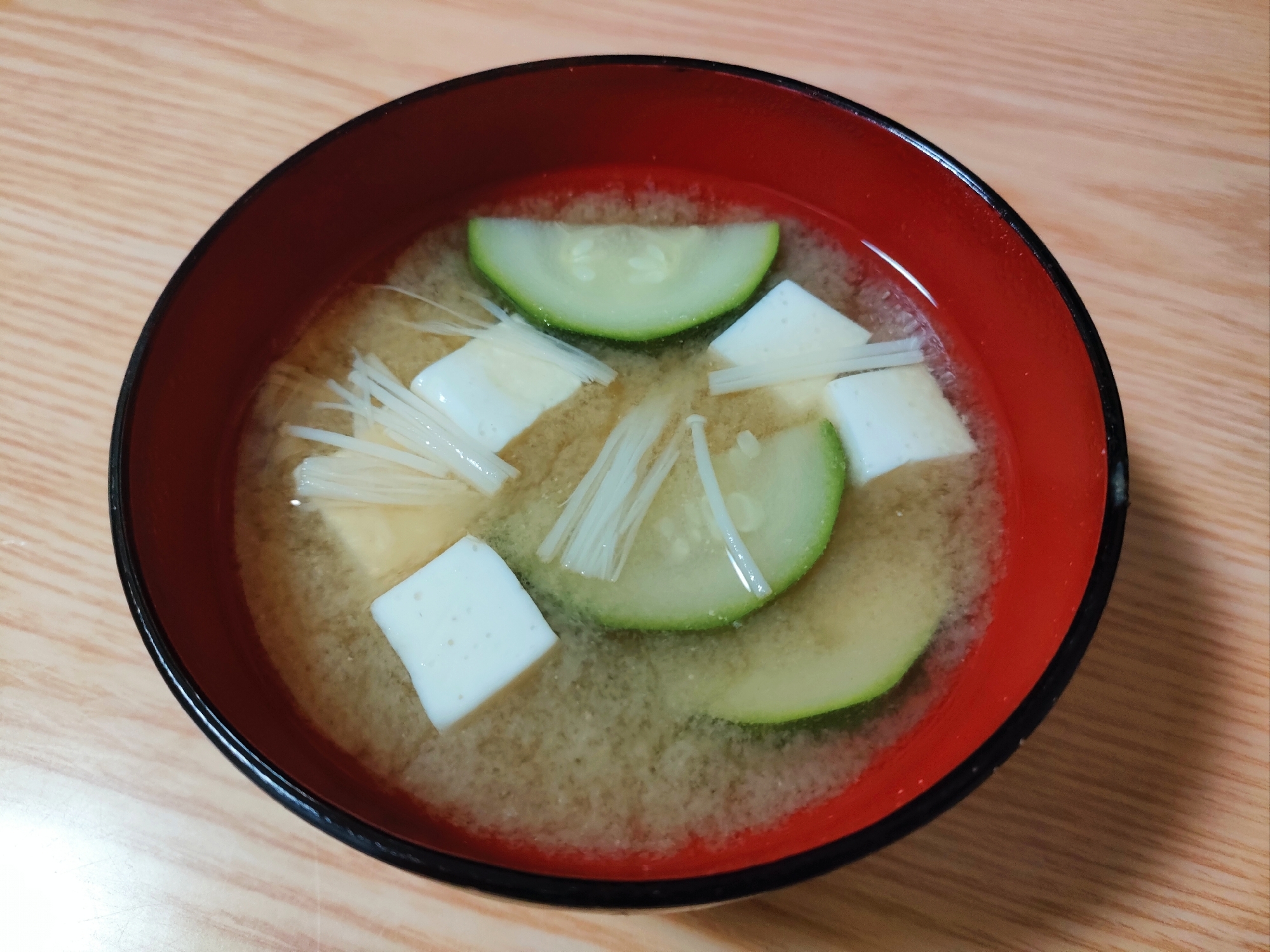 豆腐とズッキーニとえのきの味噌汁