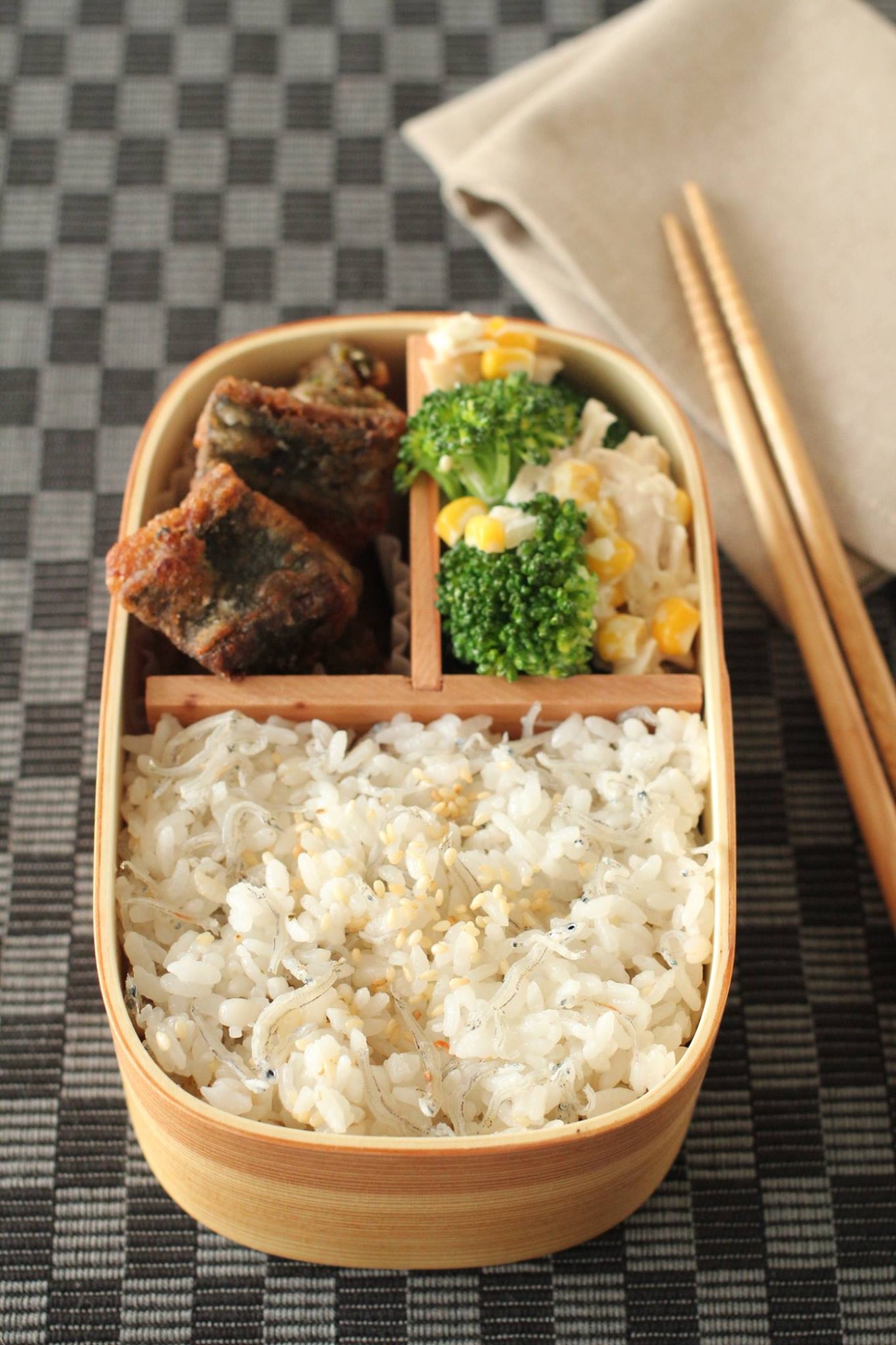 ［投稿レシピコラボ弁当］ごまじゃこサンドのり弁