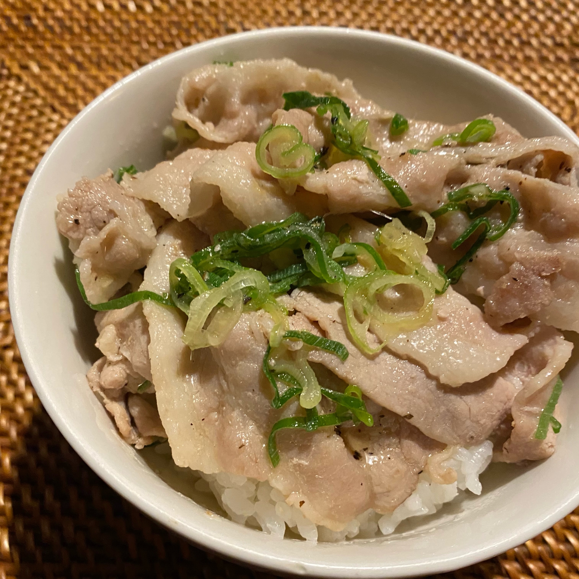 簡単！美味しい♪ネギ塩豚丼