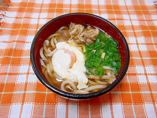 卵としめじと九条ねぎのうどん