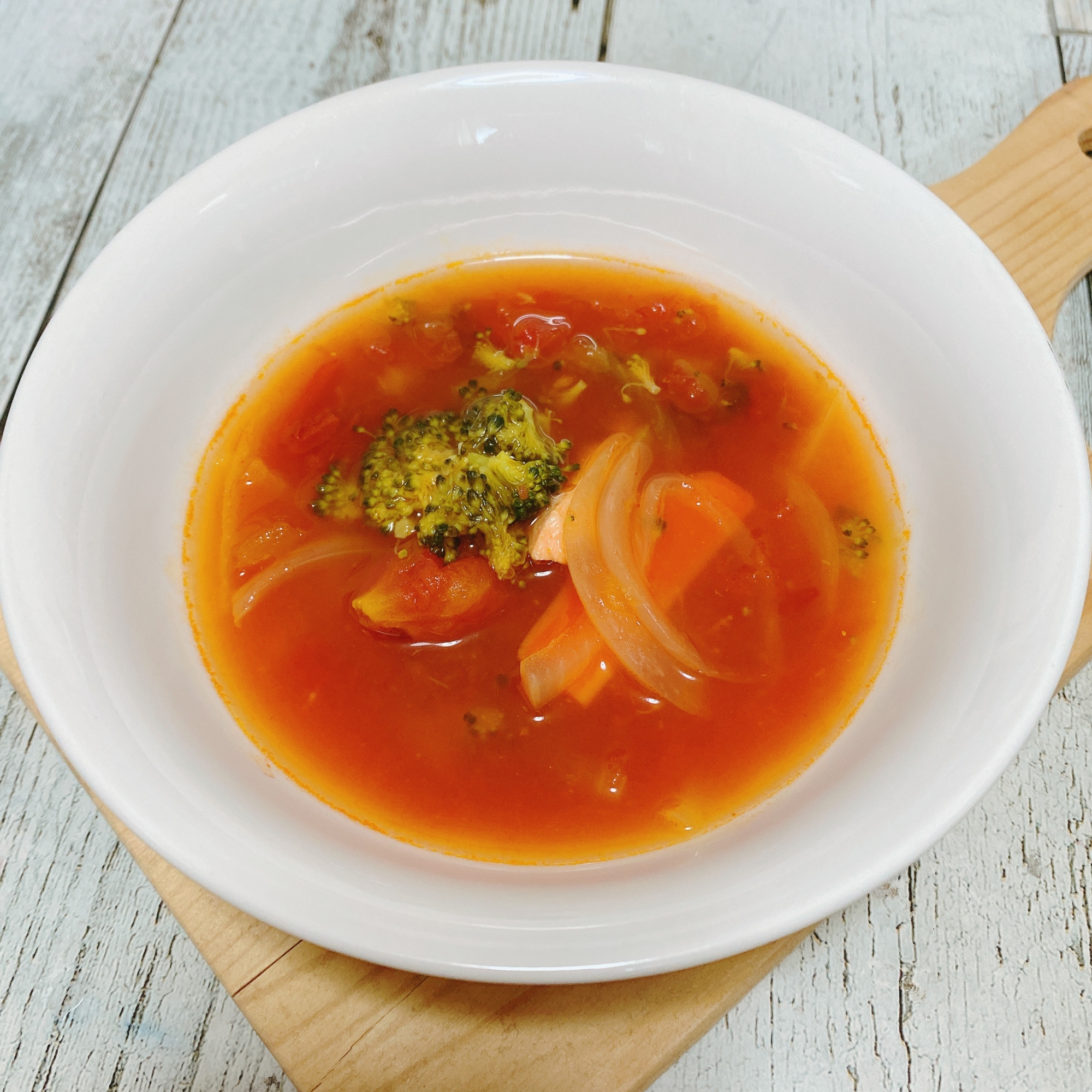 鮭のソテーが入った野菜トマトスープ