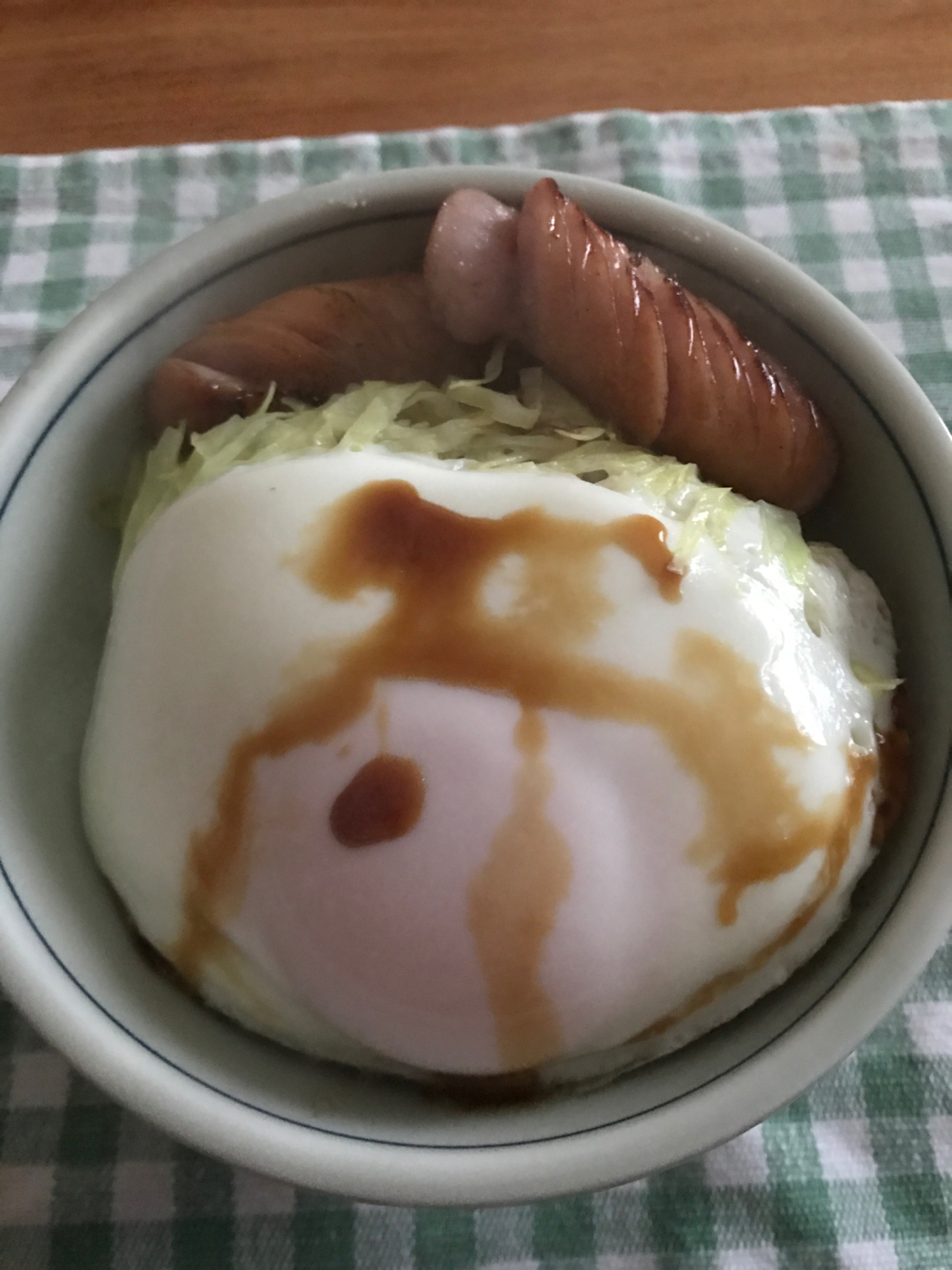 ウインナーとキャベツの目玉焼き丼