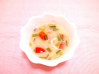 トマトとニラの豆乳味噌スープ