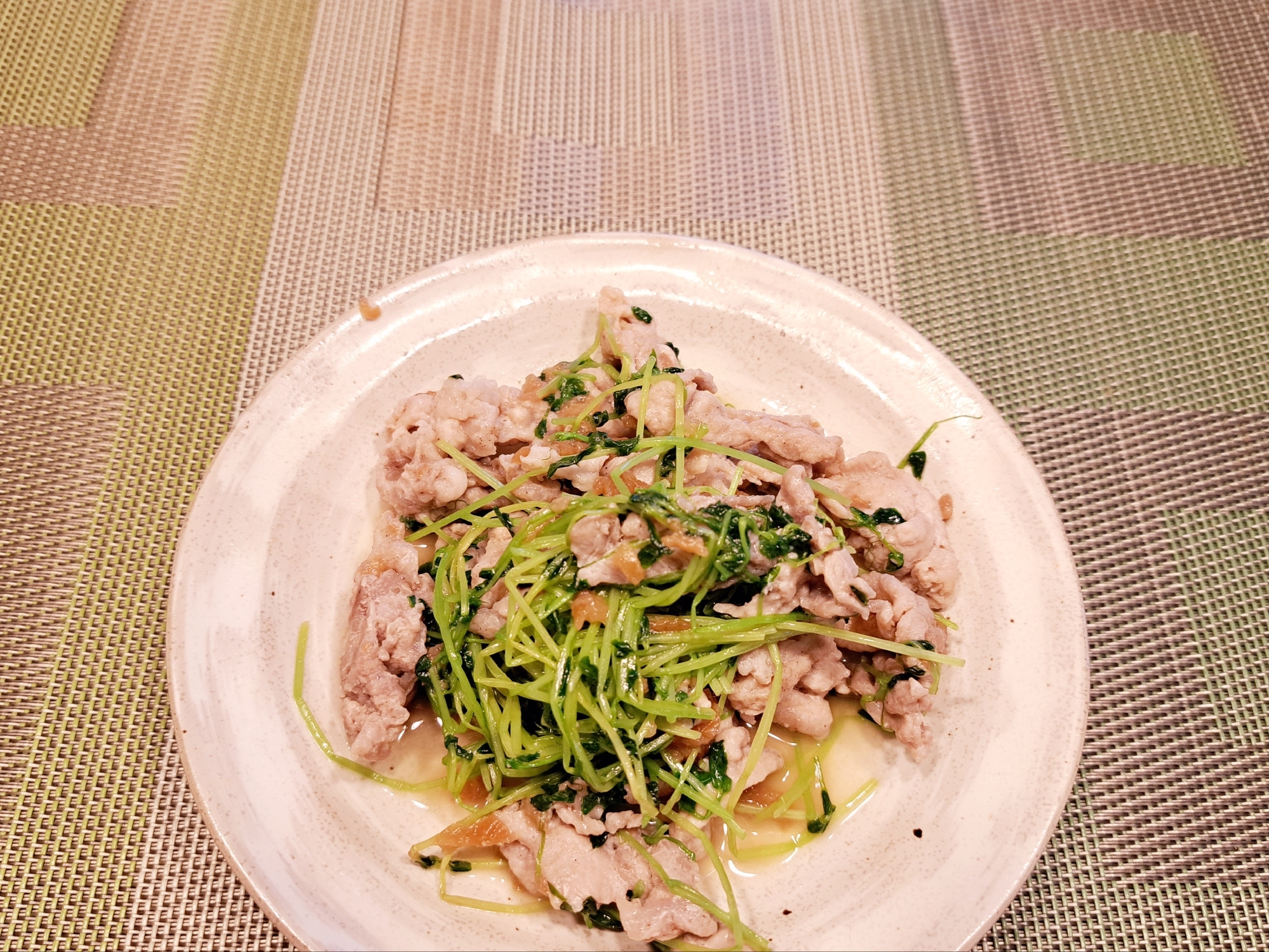 電子レンジで簡単！豚肉と豆苗の梅だれ風味