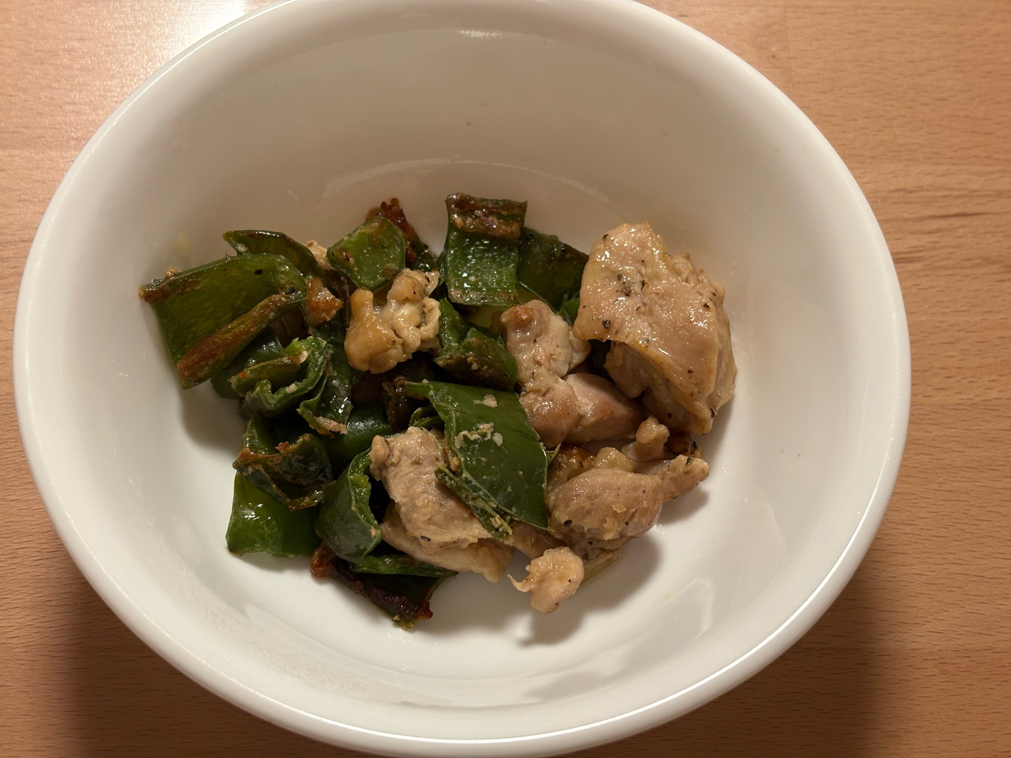 鶏もも肉とピーマンのブラックペッパー炒め
