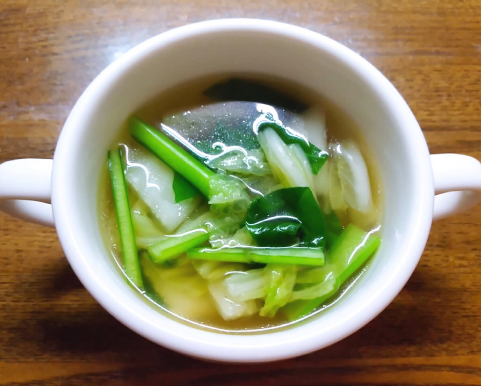 白菜と小松菜のコンソメスープ
