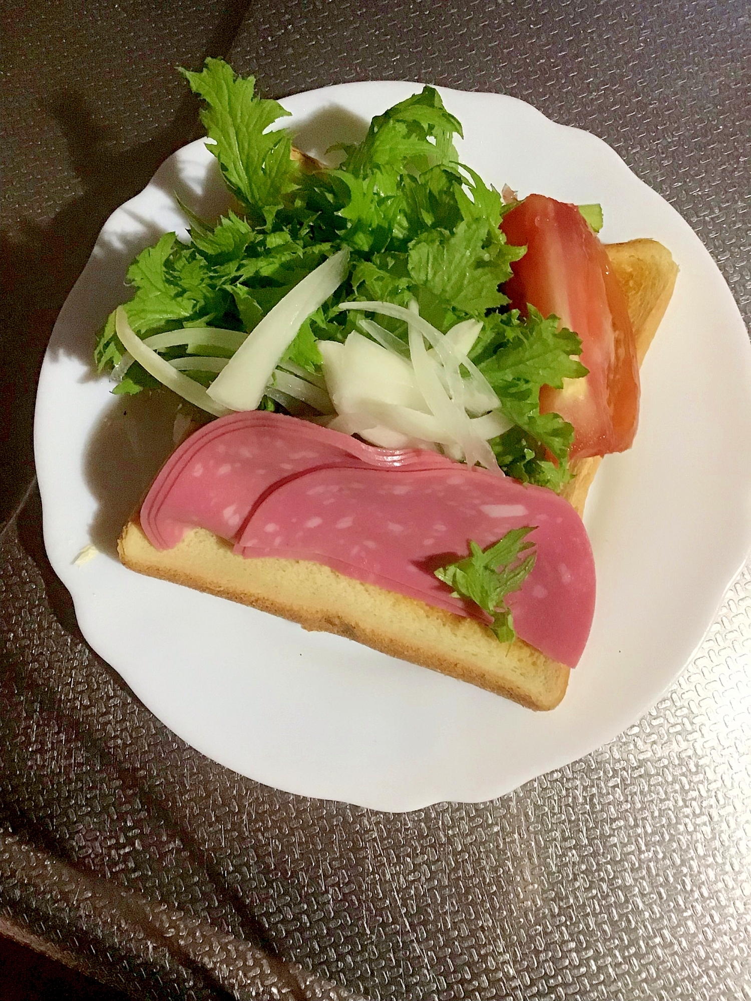 ビアハムとワサビ菜の野菜サンド。