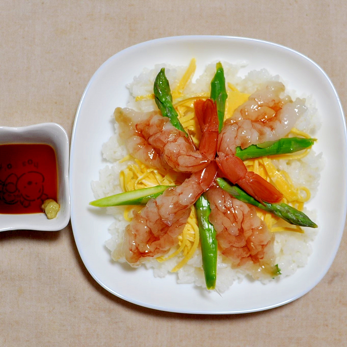 白い器に盛られた、アルゼンチン赤エビのちらし寿司