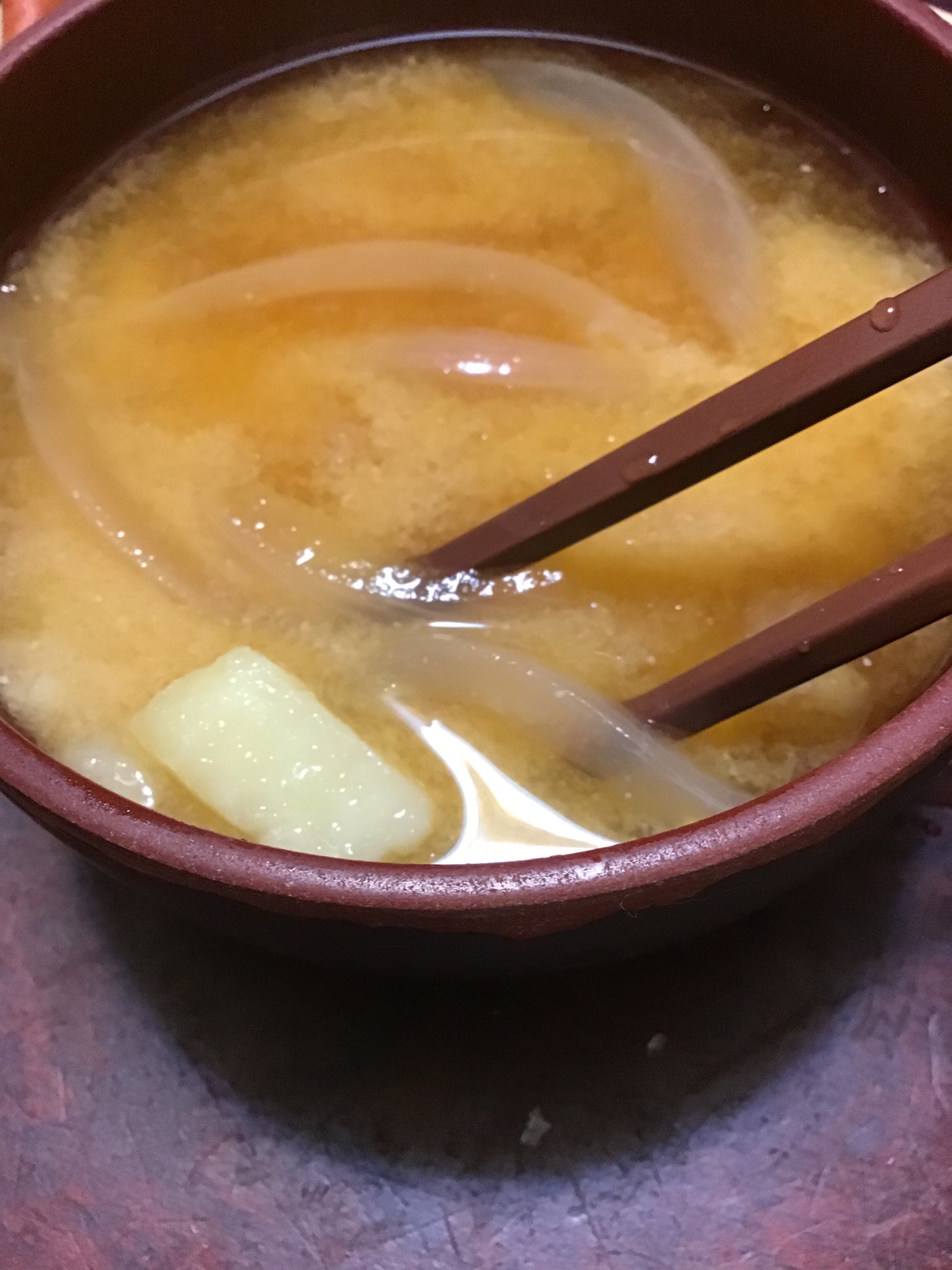 玉葱とジャガイモの酒粕入り味噌汁。