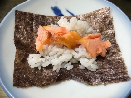 鮭の塩気がちょうどいい感じで
ご飯とあっていて、いくらでも
海苔で巻いて食べちゃえますね。