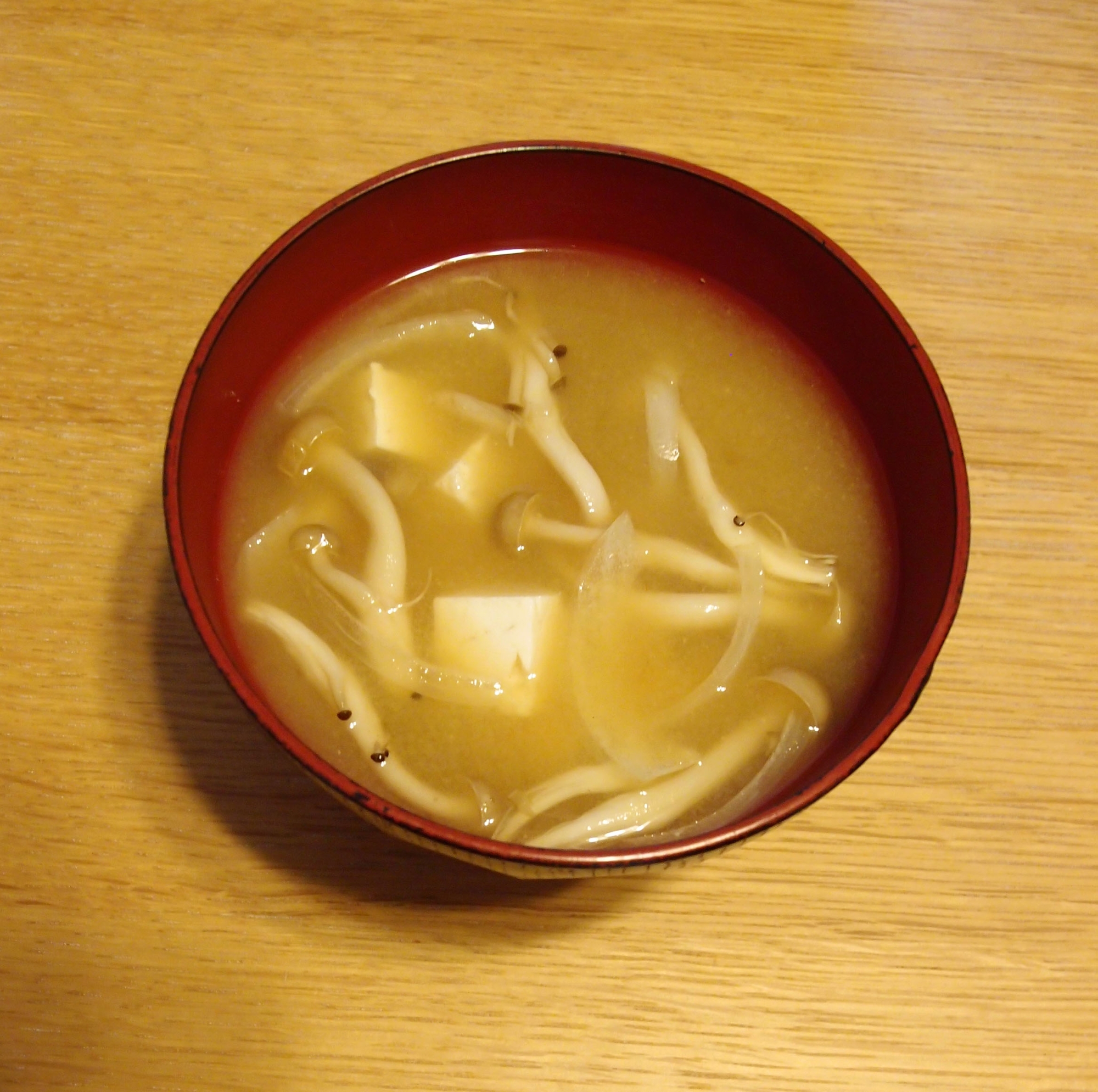 玉ねぎの皮茶で作る☆玉ねぎと豆腐としめじのお味噌汁