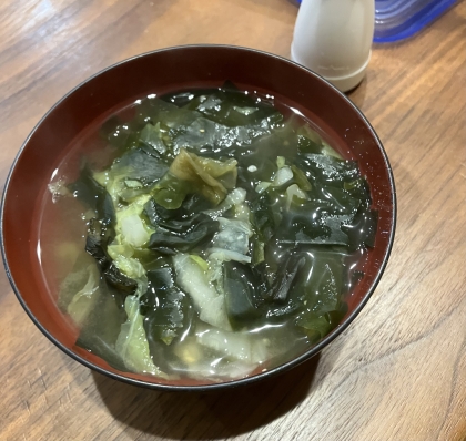 かぶ、わかめ、人参、玉ねぎの味噌汁