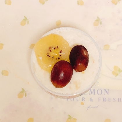 キウイとブドウのヨーグルト