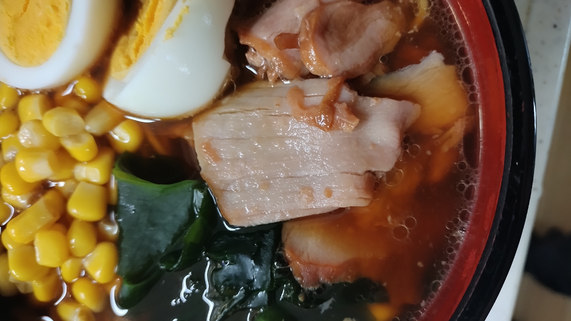 焼豚と茹で卵とわかめとコーン入りラーメン