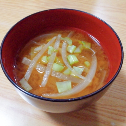 大根と玉ねぎ大根の葉の味噌汁