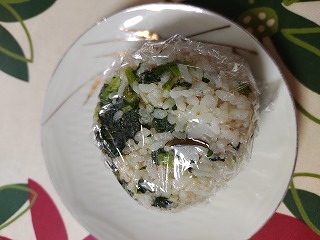 高菜と揚げ玉のごましおおにぎり☆