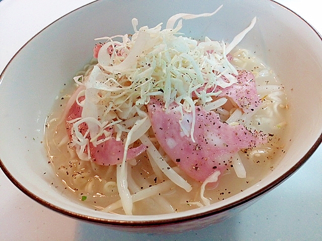 もやしとビアソーセージとキャベツの豚骨ラーメン