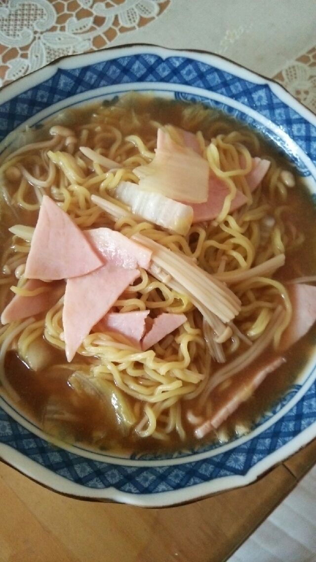 白菜、えのき、ハムのラーメン