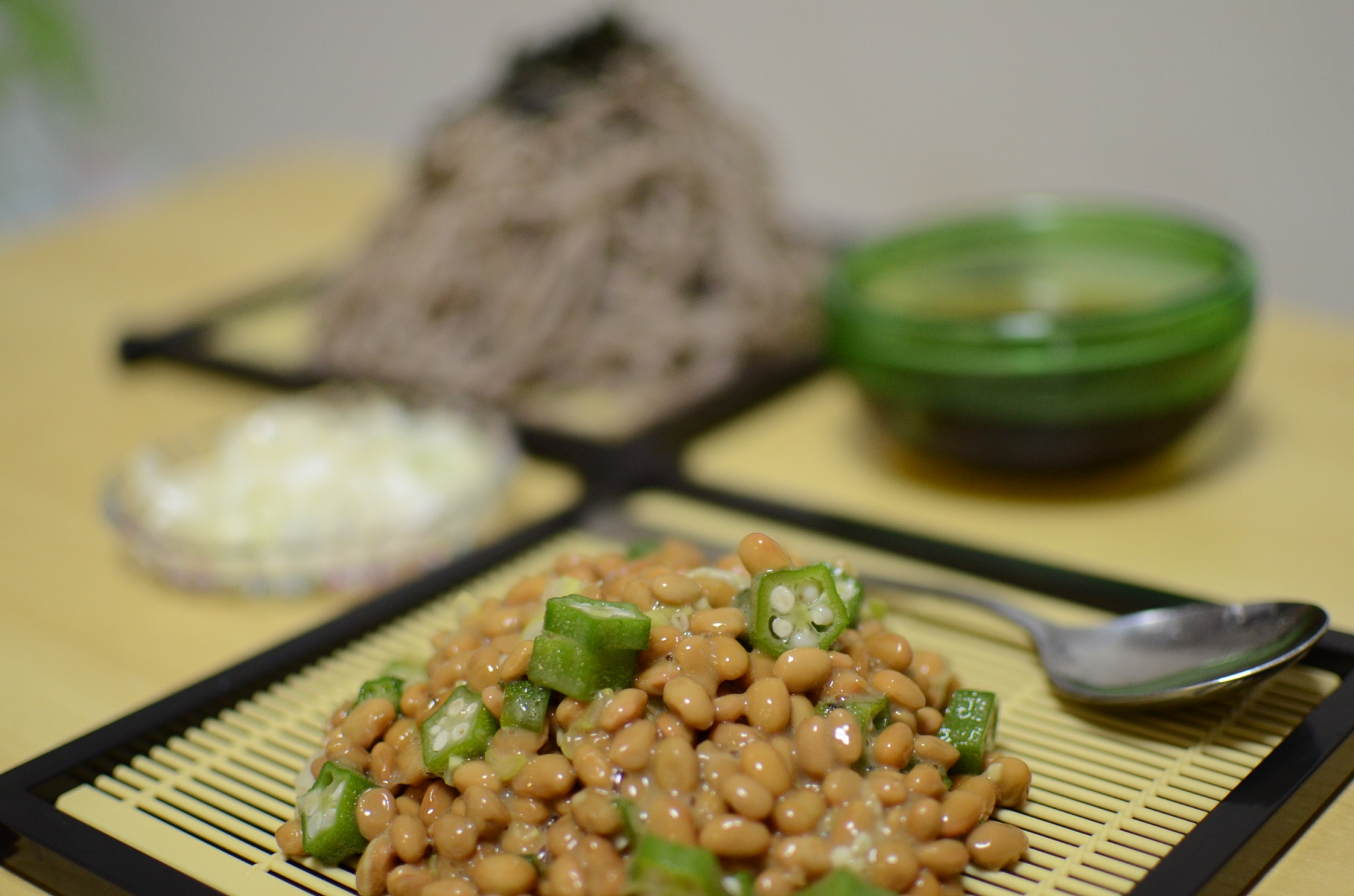 納豆大量消費にお勧めなオクラ入り納豆ざるそば