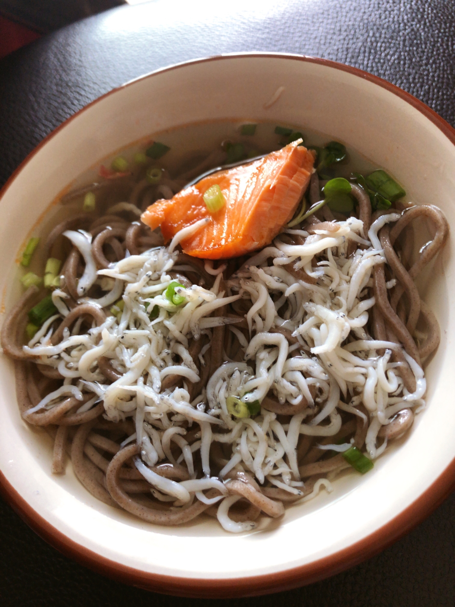 しらすと焼き鮭の蕎麦