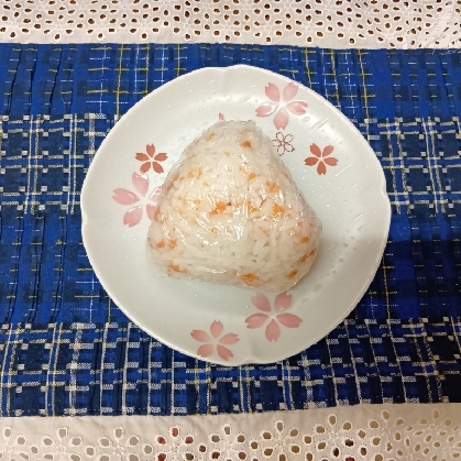 鮭フレークとあみえびとごまのおにぎり