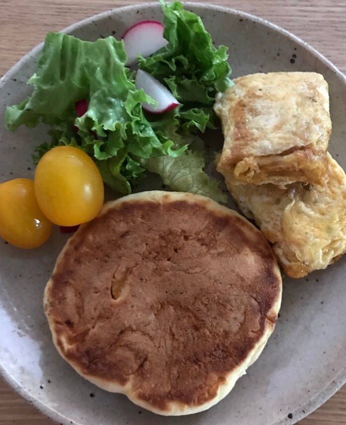 パンケーキと卵焼きの朝ごはんプレート