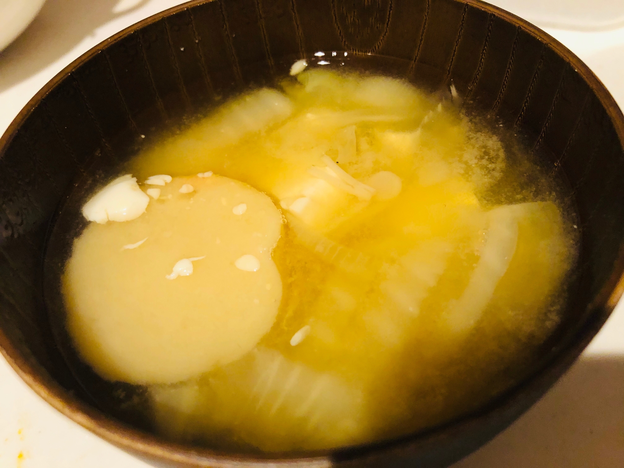 白菜、とうふ、えのき、麩の味噌汁