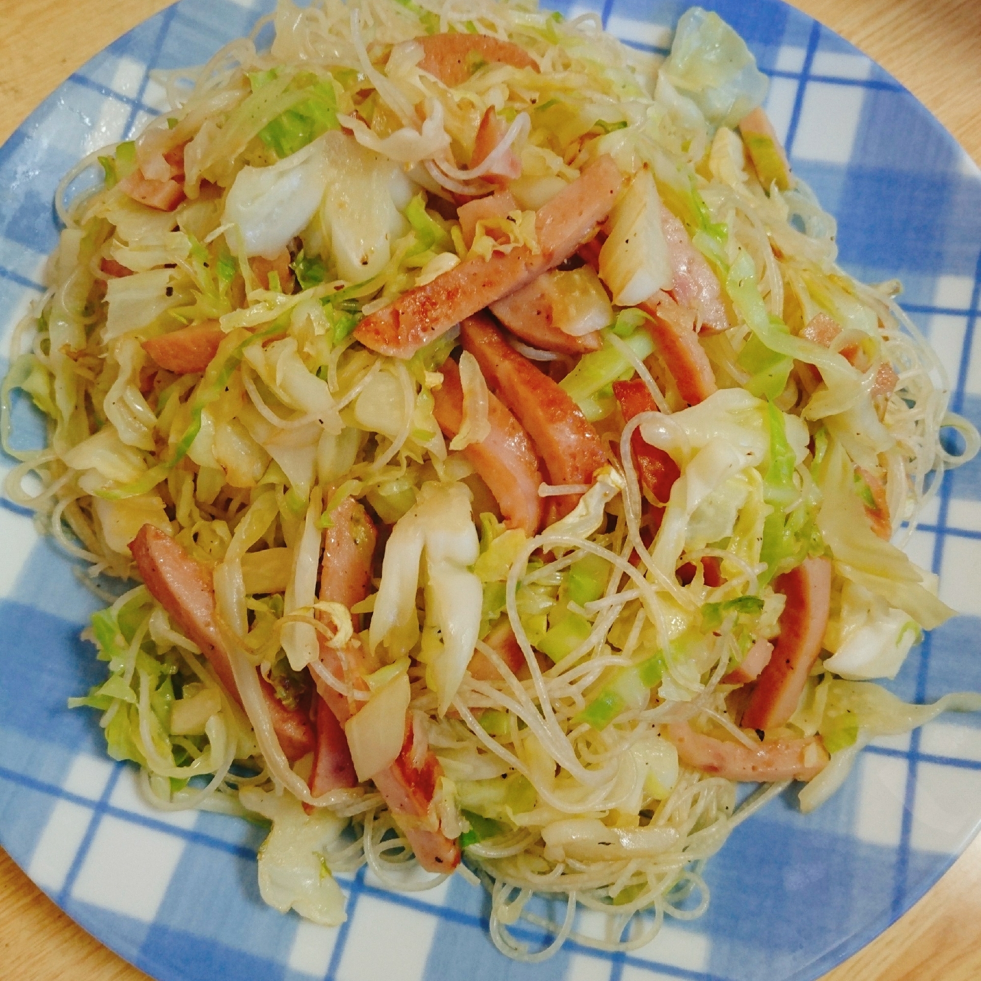 お魚ハンバーグとキャベツたっぷり焼きビーフン