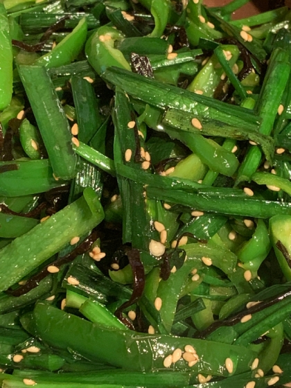 見た目は緑一色で地味ですが、しっかりと香りと旨みがあって食べ応え十分なおかずでした。
おいしくいただきました。