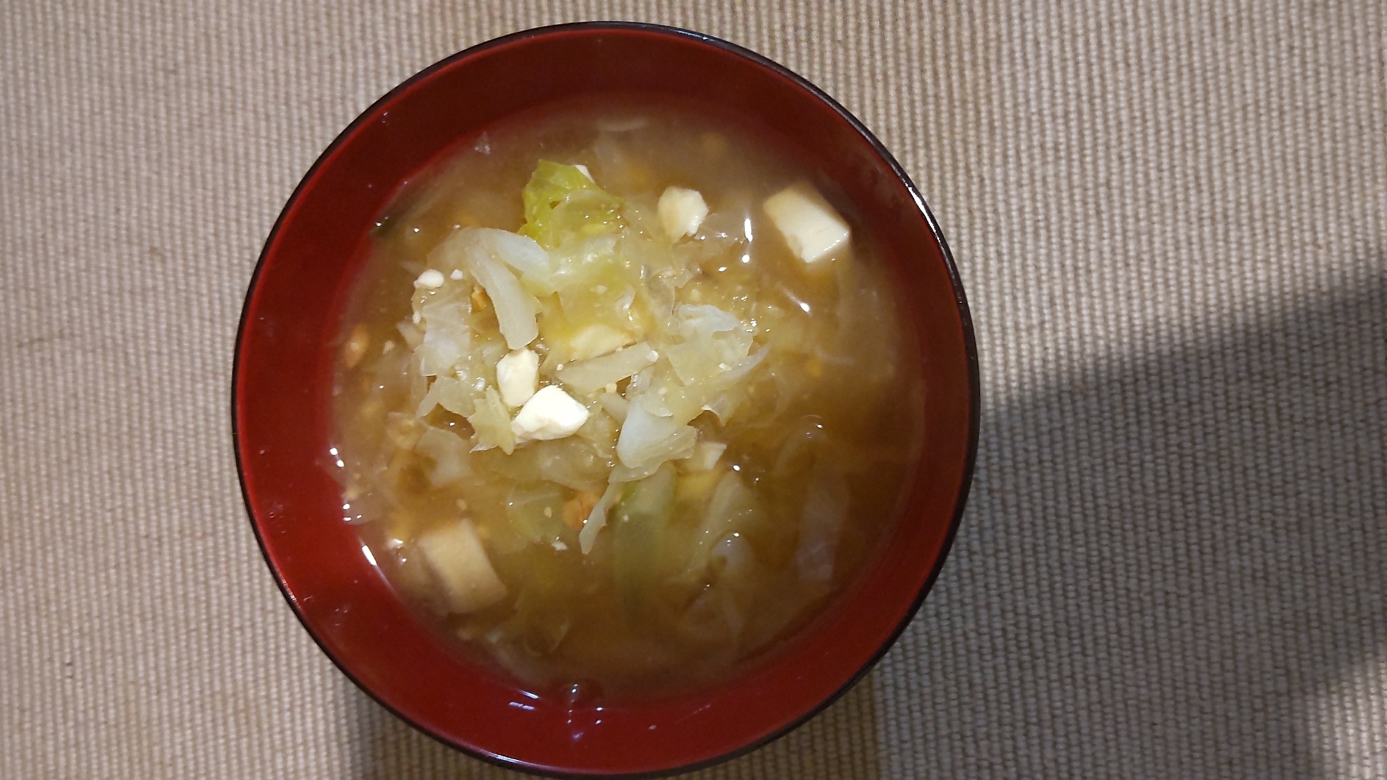 豆腐、キャベツ、椎茸、みょうがの味噌汁