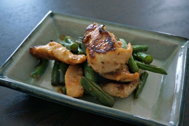 鶏ムネ肉とインゲンのガーリック甘辛炒め