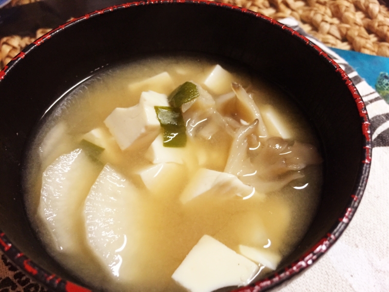 豆腐&ダイコン&ネギ&マイタケの味噌汁