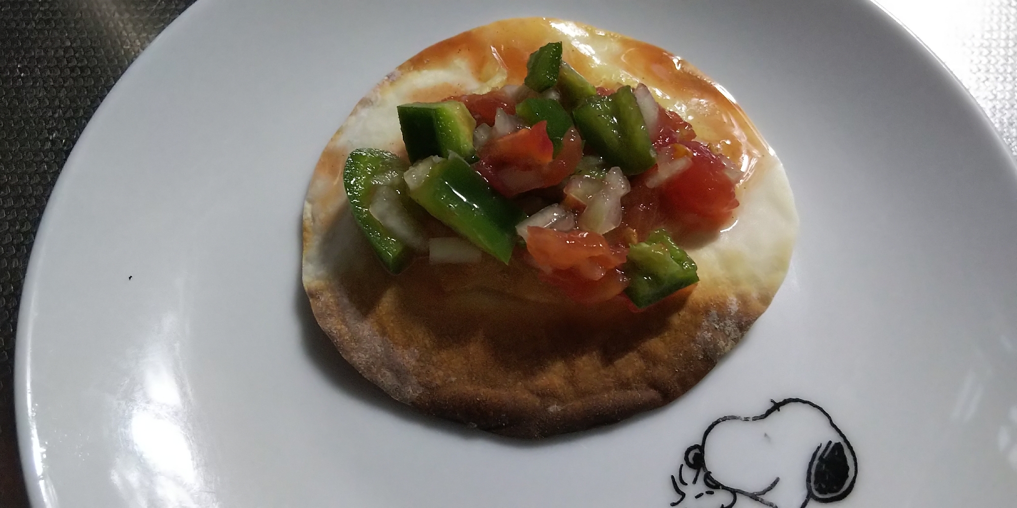 餃子の皮せんべいのサルサのせ