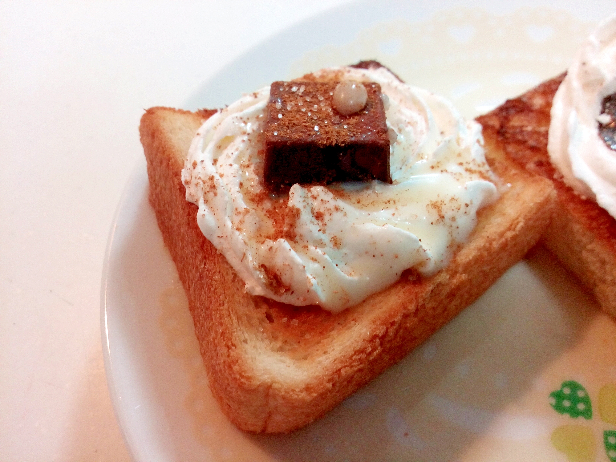 ホイップと生ミルクチョコのミニパン