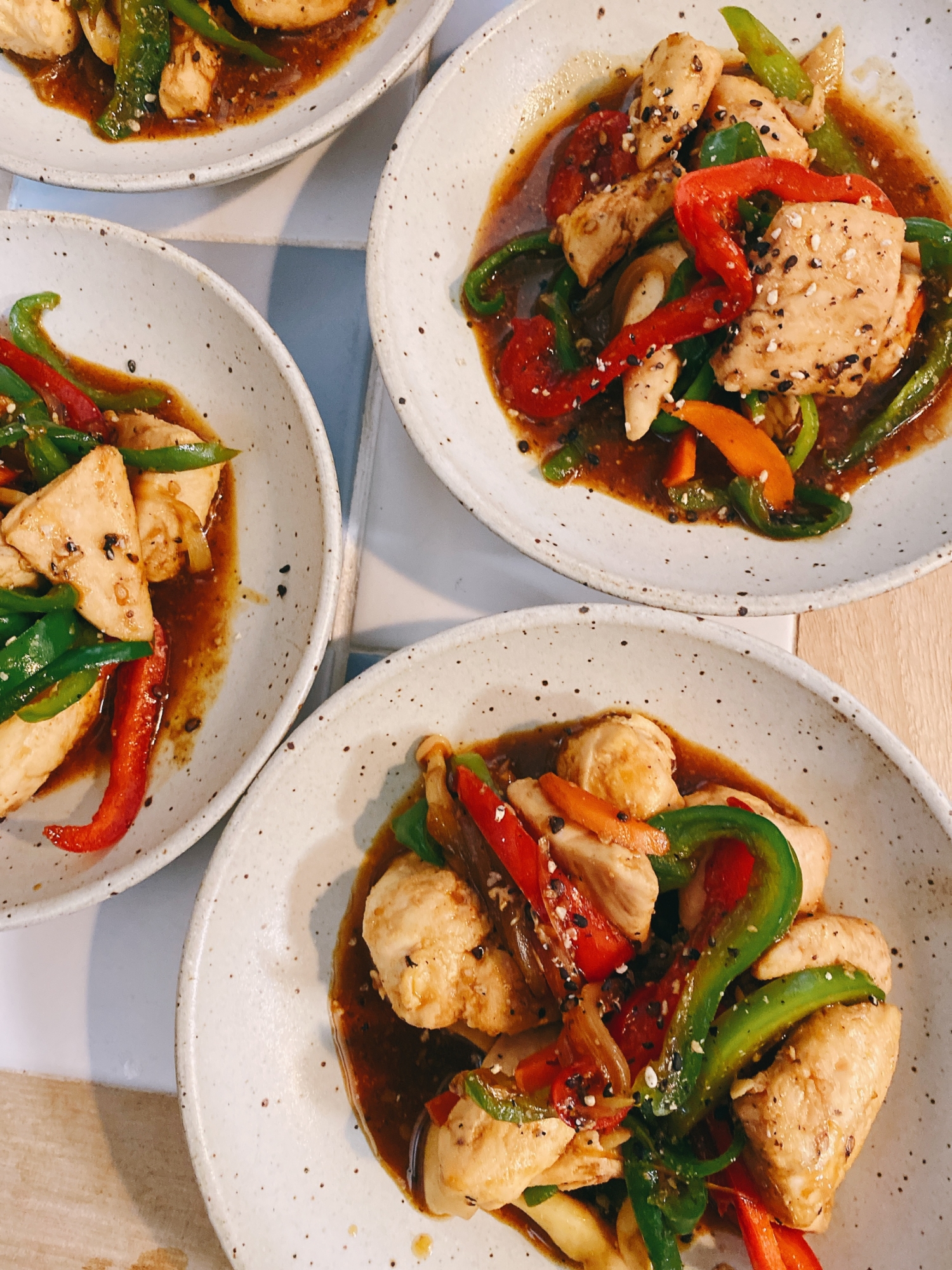 白い皿に盛り付けた鶏肉とたっぷり野菜のプルコギ風