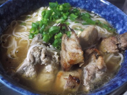 初ソーキそば！食べたことなかったのですがとっても美味しい！！豚肉の旨味がでてお出汁もとっても美味しくいただきました～＾－＾ｖ