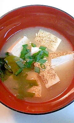 焼き豆腐とワカメの味噌汁