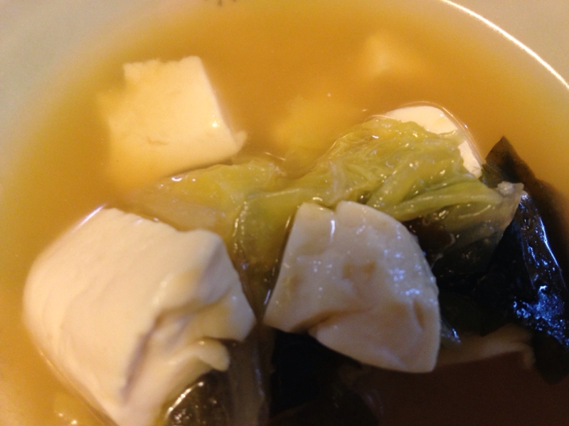 白菜とわかめと豆腐のコンソメ味噌スープ