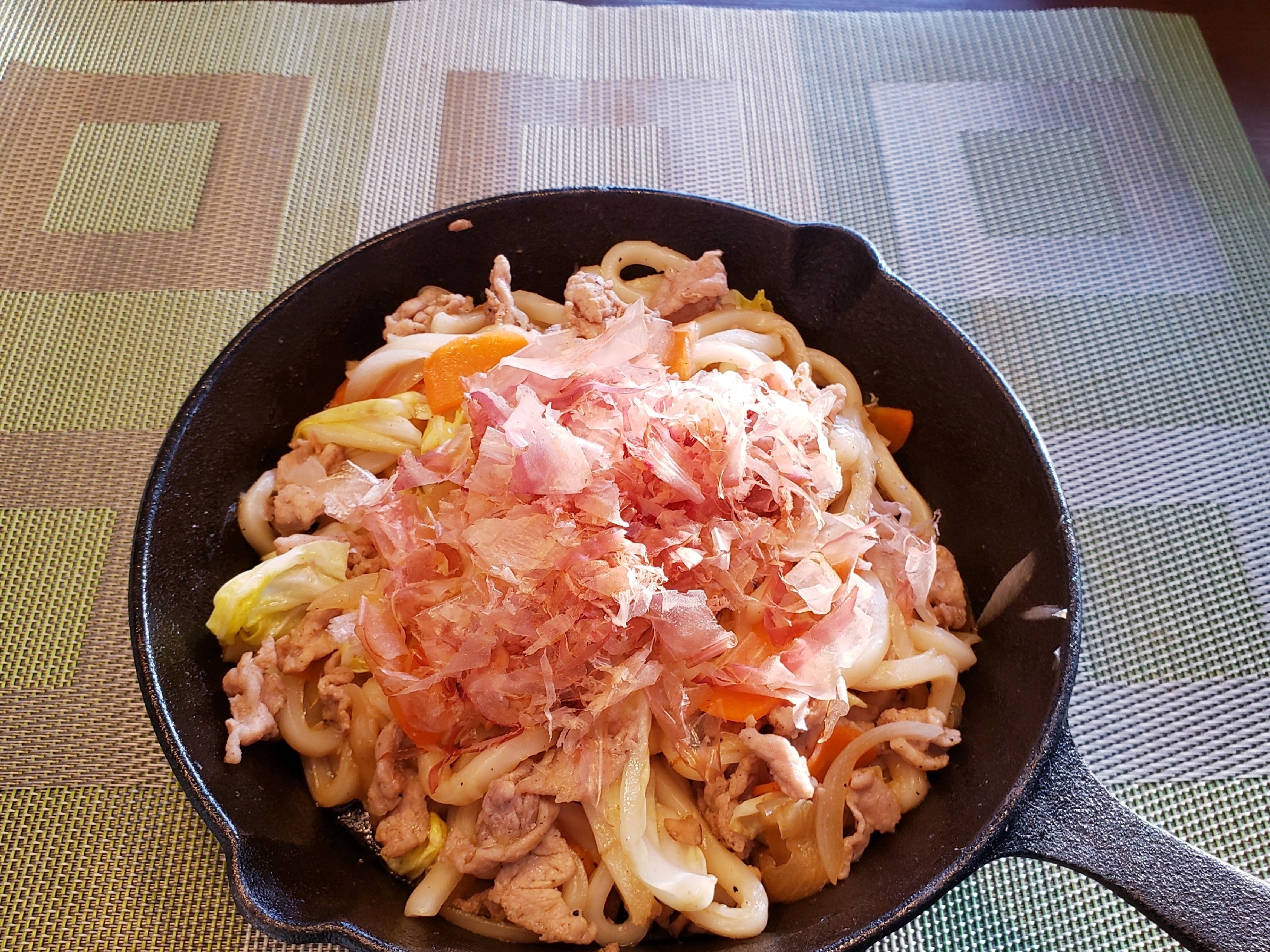 スキレット鍋で熱々！焼きうどん