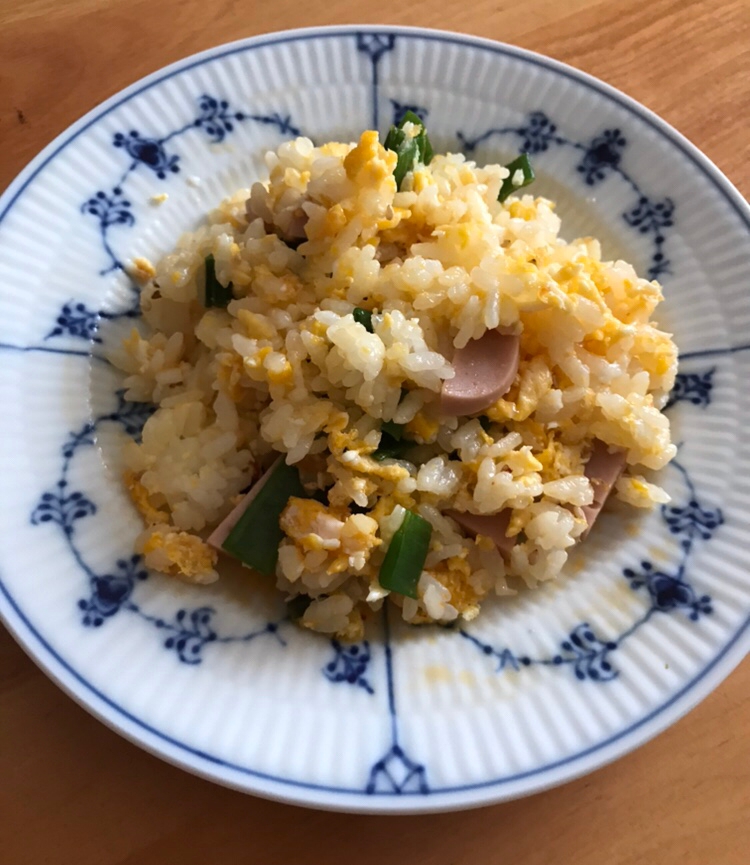 魚肉ソーセージとネギのピリ辛味噌チャーハン