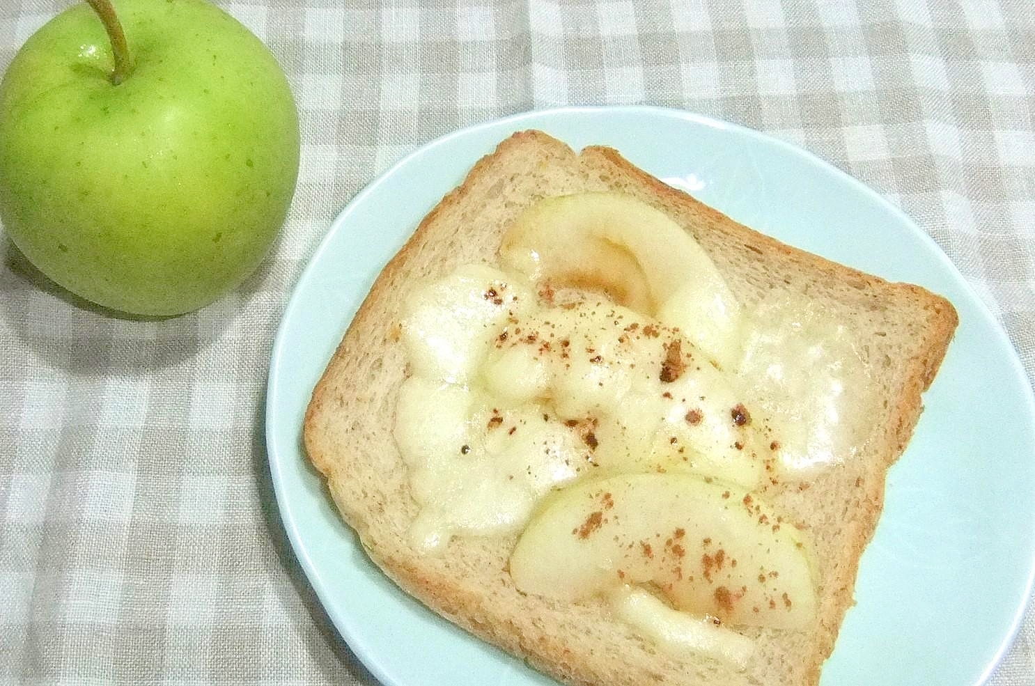 青リンゴと国産チーズのトースト