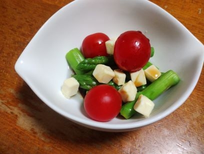 春野菜とトマトとチーズのサラダ